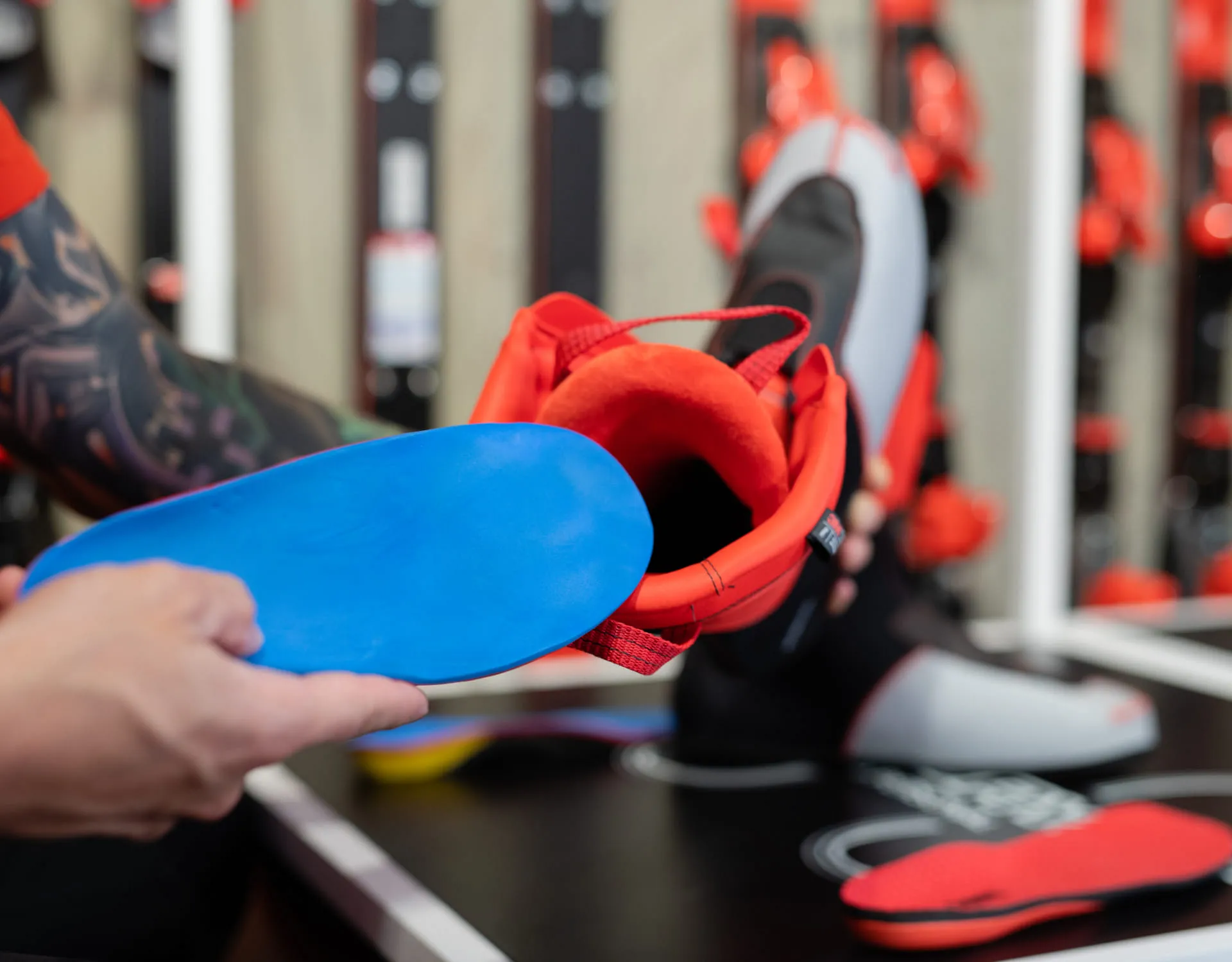 Person hält einen blauen Schuhsohle in der Hand